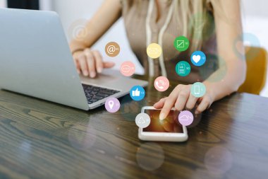 Akıllı telefon ekranı bildirim simgeleri dijital sosyal medya. bağlantı uygulaması multimedya ağ mobil. İnsanlar akıllı telefon ekranına elle dokunuyor.