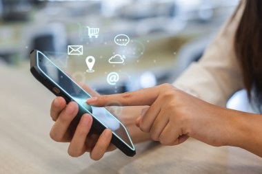 Uyarı sosyal medya simgeleri e-posta, süpermarket, mektup, bulut, iğne, diyalog, internet dijital pazarlama kavramı içeren akıllı telefon ekranını kapat.