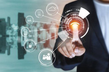 İşadamı, kablosuz ağ teknolojisi iletişim sosyal medya ve veri güvenliği kavramını parmağıyla işaret etti.