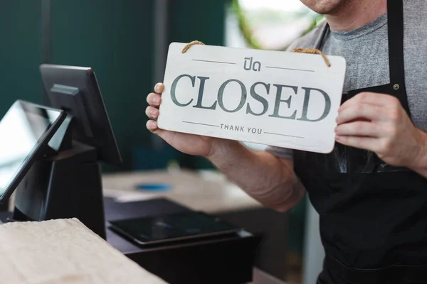 Homens Barista Segurando Sinal Texto Madeira Aberto Bem Vindo Loja — Fotografia de Stock