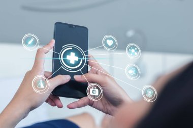 Tıbbi uygulamalı akıllı telefon kullanan bir kadın. Çevrimiçi sağlık ve bakım kavramı.