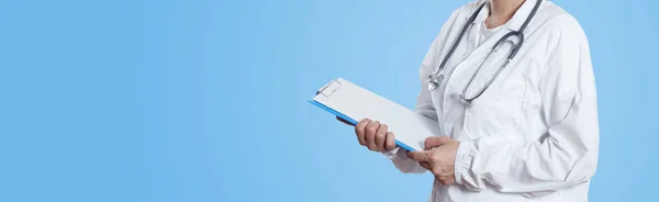 Doctora Uniforme Sujetando Portapapeles Fondo Azul Imagen Retrato Medio Cuerpo — Foto de Stock