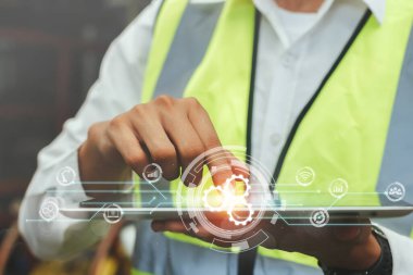 Mühendis parmak tablet ekranına dokunuyor. Fabrikada dijital ağ bağlantısı otomasyonu. dijital sosyal konsepte bağlan.