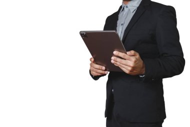 Beyaz arka planda dijital tablet tutan iş adamı. kırpma yolu.