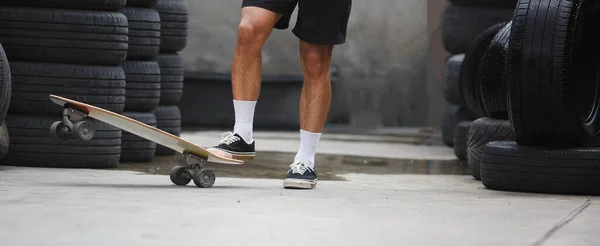 Mann Spielt Skateboard Auf Straße Skateboarding Outdoor Sport Extremsportkonzept — Stockfoto
