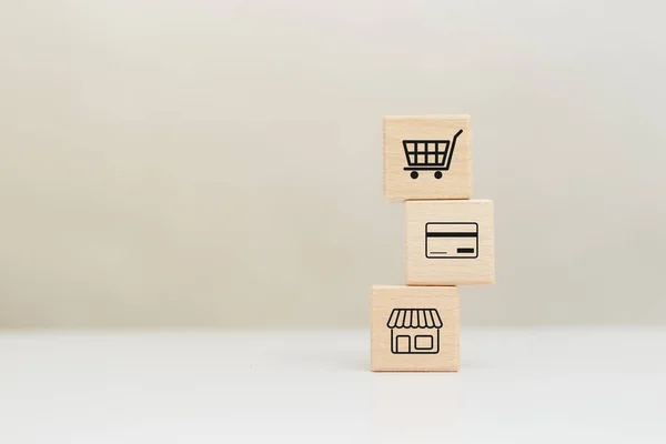 オンラインショッピングのコンセプト ショッピングアイコンのある木製のキューブブロック Eビジネス購入マーケティングの消費者 — ストック写真