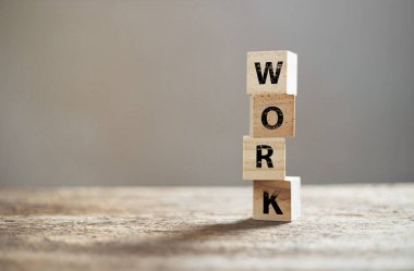 Tahta masa üzerinde alfabe metni olan tahta blok küpü. Eğitim, çalışma bilgileri. iş iş konsepti.