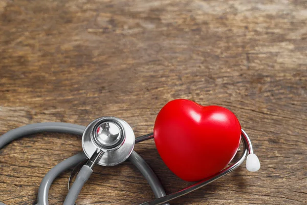 Червоне Серце Стетоскопом Дерев Яному Столі Вивчення Пульсу Серцебиття Пацієнта — стокове фото