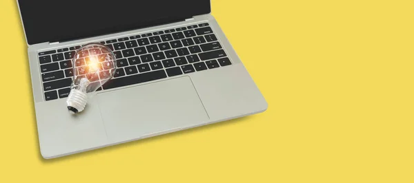 Bilgisayar Dizüstü Bilgisayarında Parlak Işıklı Ampul Fotokopi Alanı Olan Sarı — Stok fotoğraf