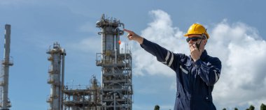 Radyoyla rafineri tesisini işaret eden endüstri mühendisi, petrol ve gaz operasyonlarında liderlik, denetim ve iletişim gösteriyor.