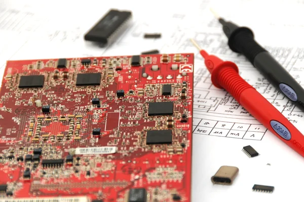 Placa de circuito eletrônico com elementos e documentação de circuitos — Fotografia de Stock