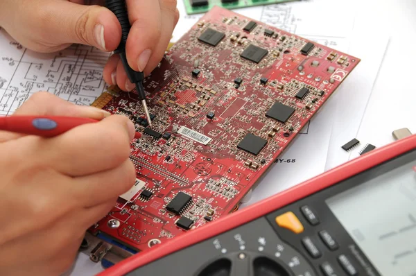 Elektroniker und elektronische Reparatur — Stockfoto