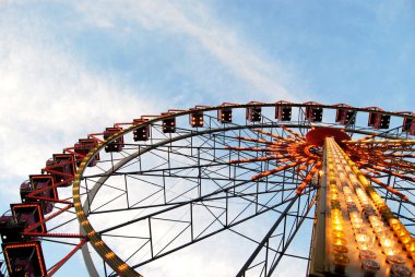 Gökyüzü arka plan aydınlatılmış dönme