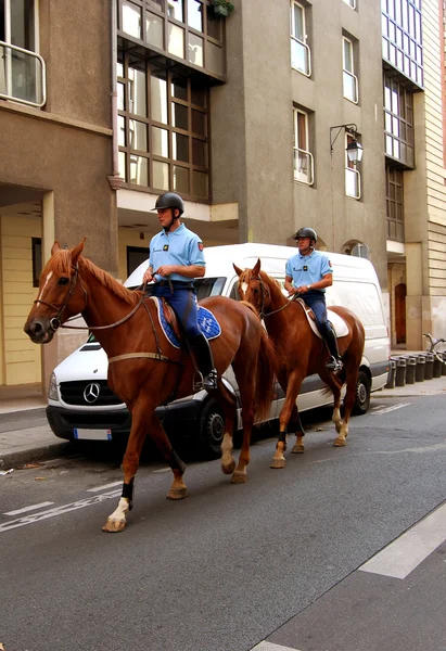 Gekoppelde politieagenten patroling op de straten van Parijs — Stockfoto