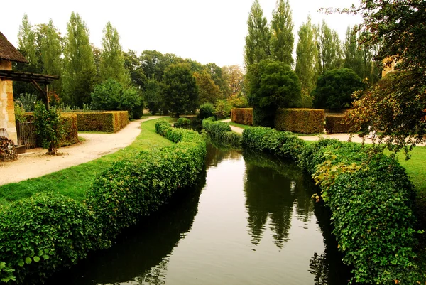 Liten flod i drottningens hamlet, Versailles, France — Stockfoto