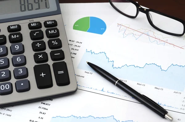 Finansal planlama veya Seo kavramı - satış veya ziyaretçiler raporu ve grafikleri analiz