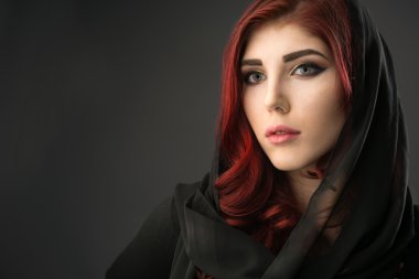 Siyah bir örtü ile kapalı kafa ile genç kadın
