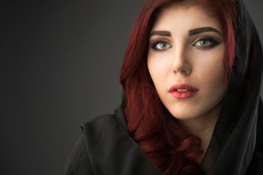 Siyah bir örtü ile kapalı kafa ile genç kadın