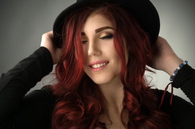 Genç kadın bir şapka ile poz kadar profesyonel olun