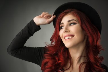 Mutlu genç kadın bir şapka ile poz