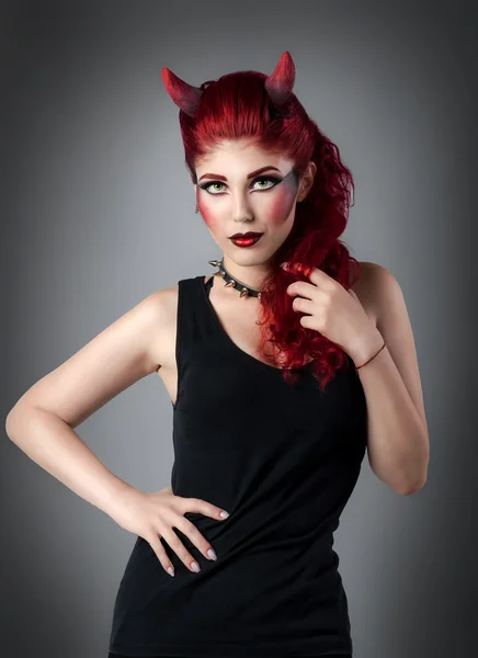 Женщина с профессиональным макияжем одетый как дьявол — стоковое фото