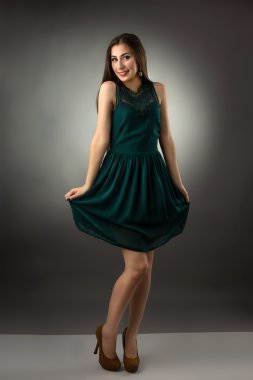 Tam uzunlukta bir genç moda kadın portresi