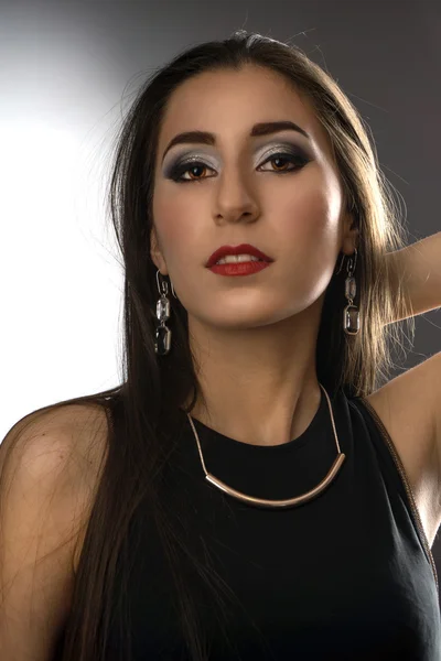Junge brünette Frau posiert mit professionellem Make-up — Stockfoto