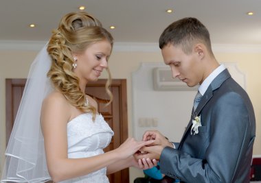 Yüzük gelin damat koyar