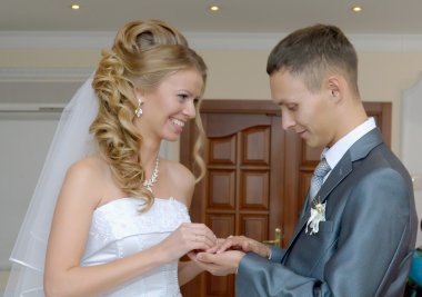 Gelin yüzüğü damat koyar