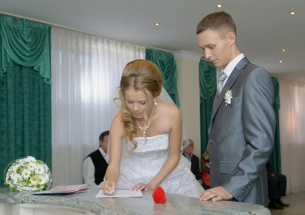 Novia pone su firma en el momento de la ceremonia de matrimonio — Foto de Stock