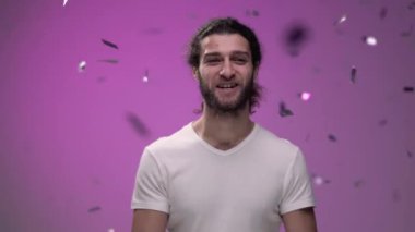 Konfeti Brody 'yle birlikte acımasız bir adamın üzerine düştü.