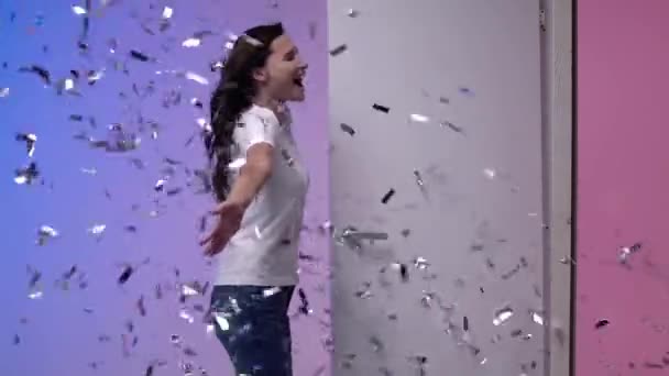 Confete voa para fora da porta na menina — Vídeo de Stock