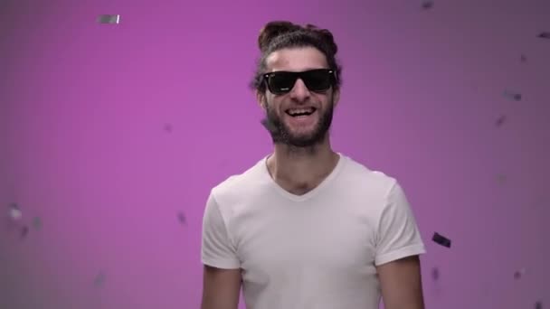 Konfetti esik egy brutális fickó Brody szemüvegben — Stock videók