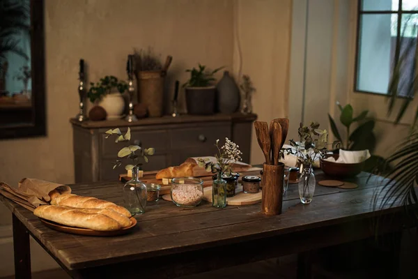 Tahta bir masanın üstünde oturan bir pizza.