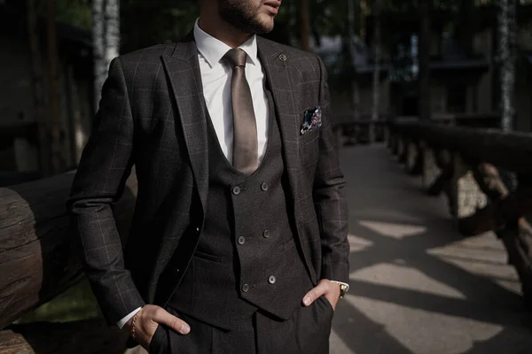 Un hombre con traje y corbata — Foto de Stock