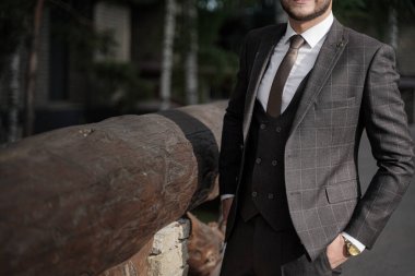 Takım elbiseli ve kravatlı bir adam.