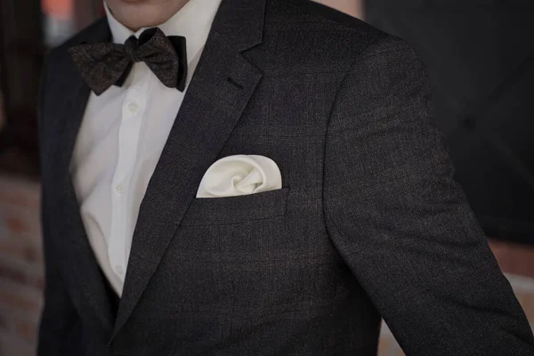 Un hombre con traje y corbata —  Fotos de Stock