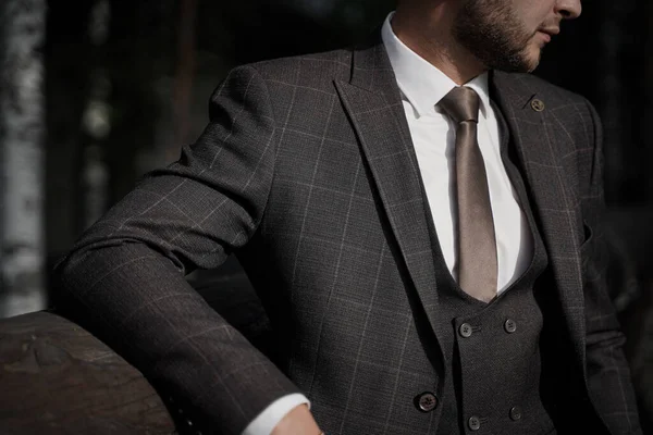 Un hombre con traje y corbata —  Fotos de Stock