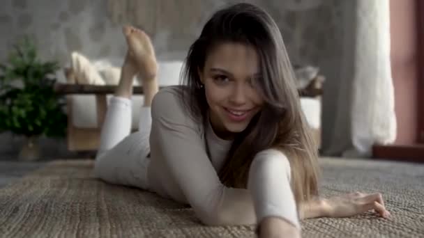 Zblízka krásná brunetka leží na podlaze — Stock video