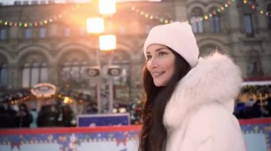 Esmer bir kızla Noel buz pateni pistinde