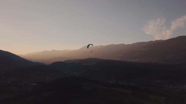 Parapente no fundo dos prados alpinos — Vídeo de Stock