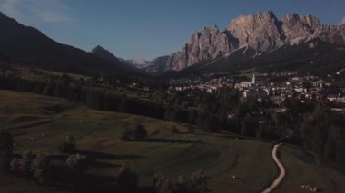 Dolomitler 'in dağlarının manzarası. Alp çayırları ve köy