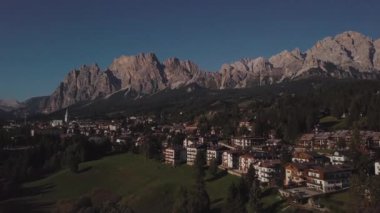 Dolomitler 'in dağlarının manzarası. Alp çayırları ve köy