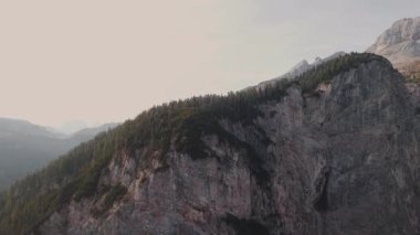 İtalya 'da dağların tepesi gün doğumunda Dolomitler görülür