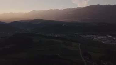 Alp çayırlarının arka planında paraglider