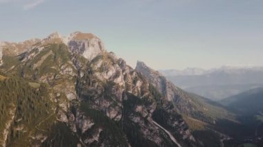 İtalya 'da dağların tepesi gün doğumunda Dolomitler görülür