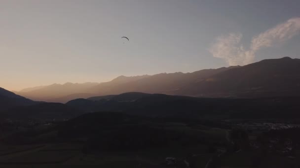 Alp çayırlarının arka planında paraglider — Stok video