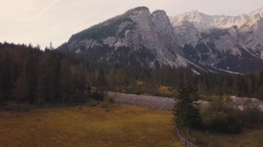 İtalya 'da dağların tepesi gün doğumunda Dolomitler görülür