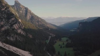 İtalya 'da dağların tepesi gün doğumunda Dolomitler görülür