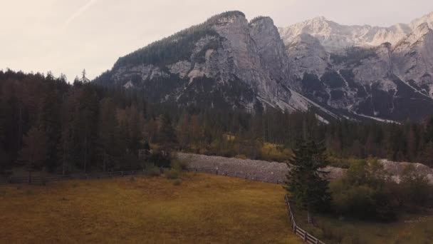 Vista de las montañas al amanecer Dolomitas en Italia — Vídeo de stock